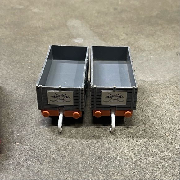 Thomas & Friends TOMY Train Lot – Thomas, James, Scruffey Cars – Trackmaster - Picture 4 of 7